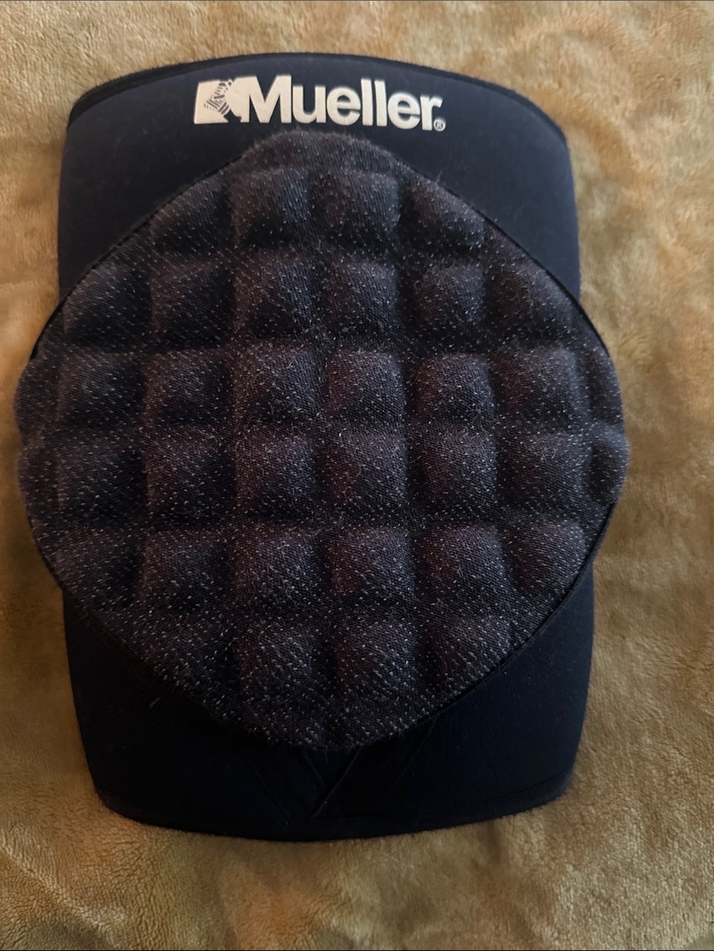 Mueller Pro Level Shokk Knee Pad with Kevlar - Single Pad Universal Left/Right